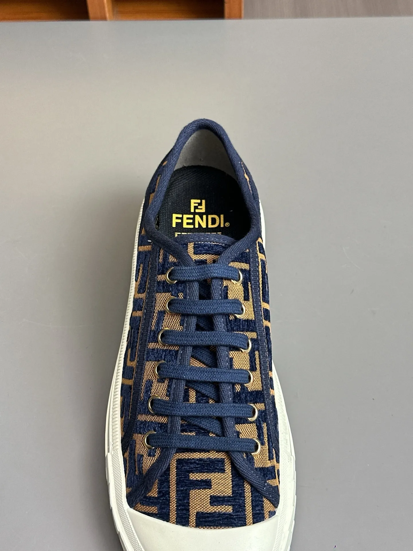 Men's shoes 💰580 FENDI Match men's lace-up sneakers. ♞size; Couple model 35-40 (female) 39~45 (men) This item comes from the Stefano Pilati design series and is made of black leather with gray leather details. Rubber sole with FENDI lettering on the side Material: 100% calfskin, lining: 70% polyester, 27% nylon